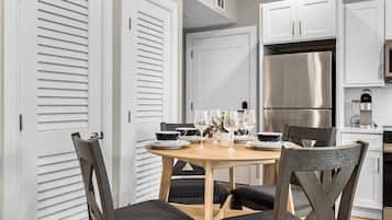 Apartment, 2 Bedrooms | Dining