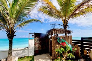 Property grounds - The Driftwood Stacey/2 is beachfront on Tar Bay (Tar Bay)