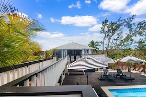 A heated pool - The Driftwood Stacey/2 is beachfront on Tar Bay (Tar Bay)