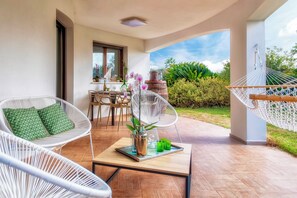 Outdoor dining - ClickSardena apartment Garden in Villa Fioretta with Pool and garden (Sardegna)