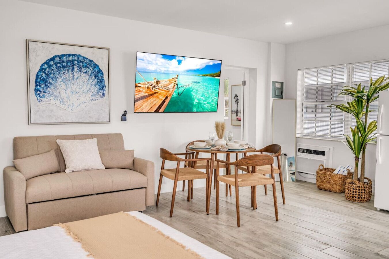 Fer et planche à repasser, lit parapluie, Wi-Fi gratuit, draps fournis