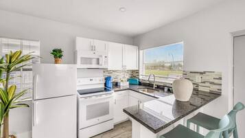 冰箱、微波炉、烤箱、炉灶