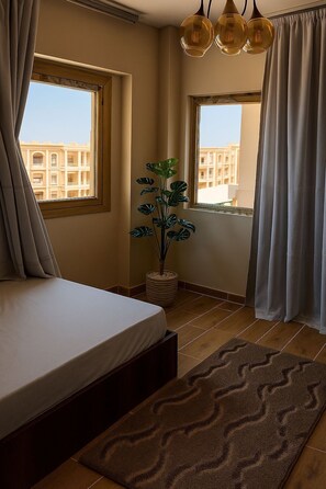 1 chambre, fer et planche à repasser