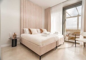 4 habitaciones, tabla de planchar con plancha, internet y ropa de cama 
