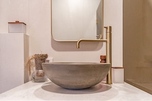 Shower, hair dryer, towels, soap - Terrific 4-bedroom house with AC in the Hamptons (East Hampton)