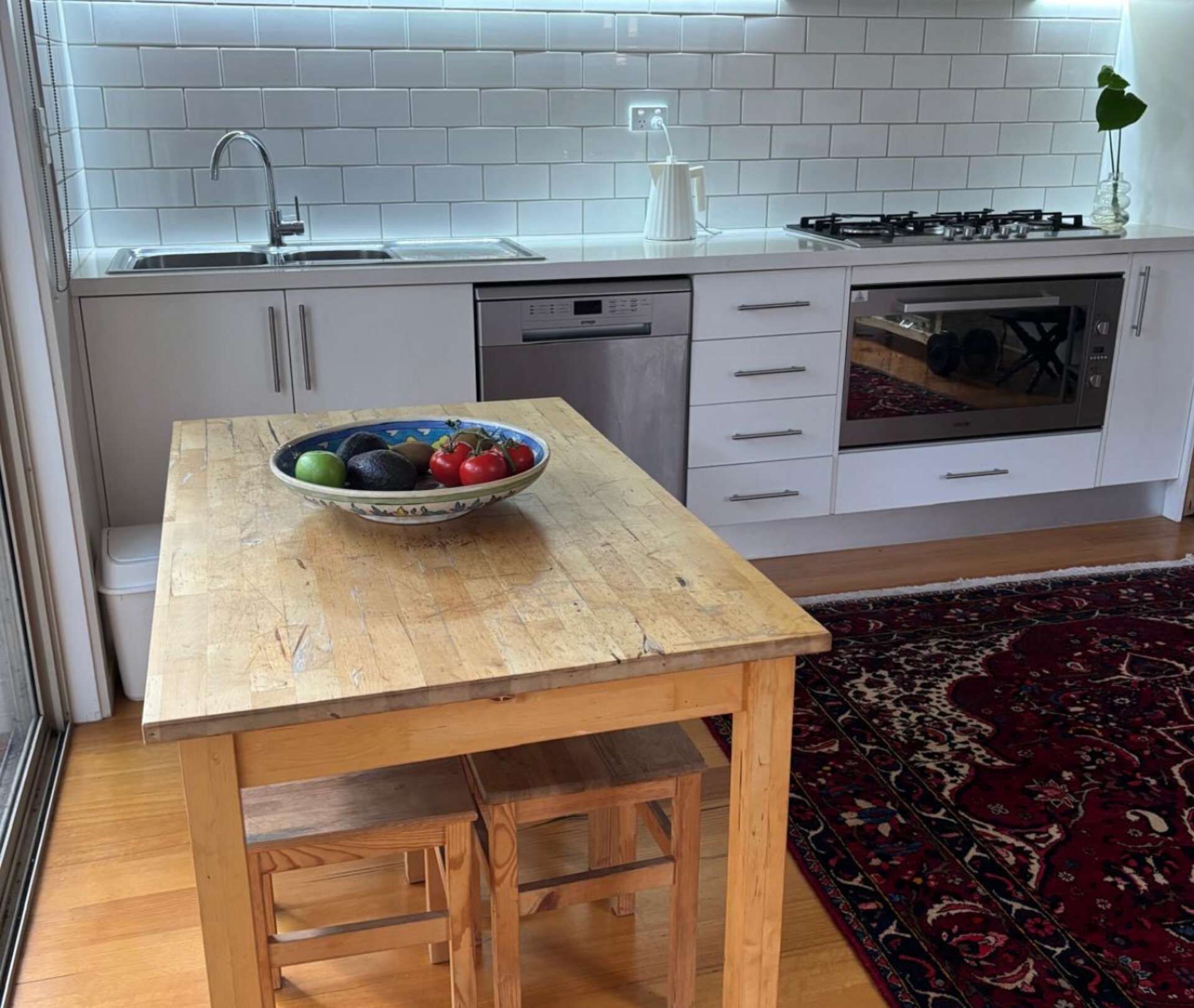 Kylskåp, mikrovågsugn, spishäll och diskmaskin