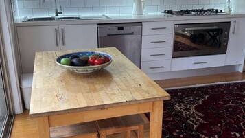 Kylskåp, mikrovågsugn, spishäll och diskmaskin