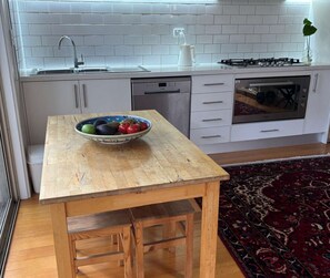 Frigorífico, microondas, placa de cocina y lavavajillas