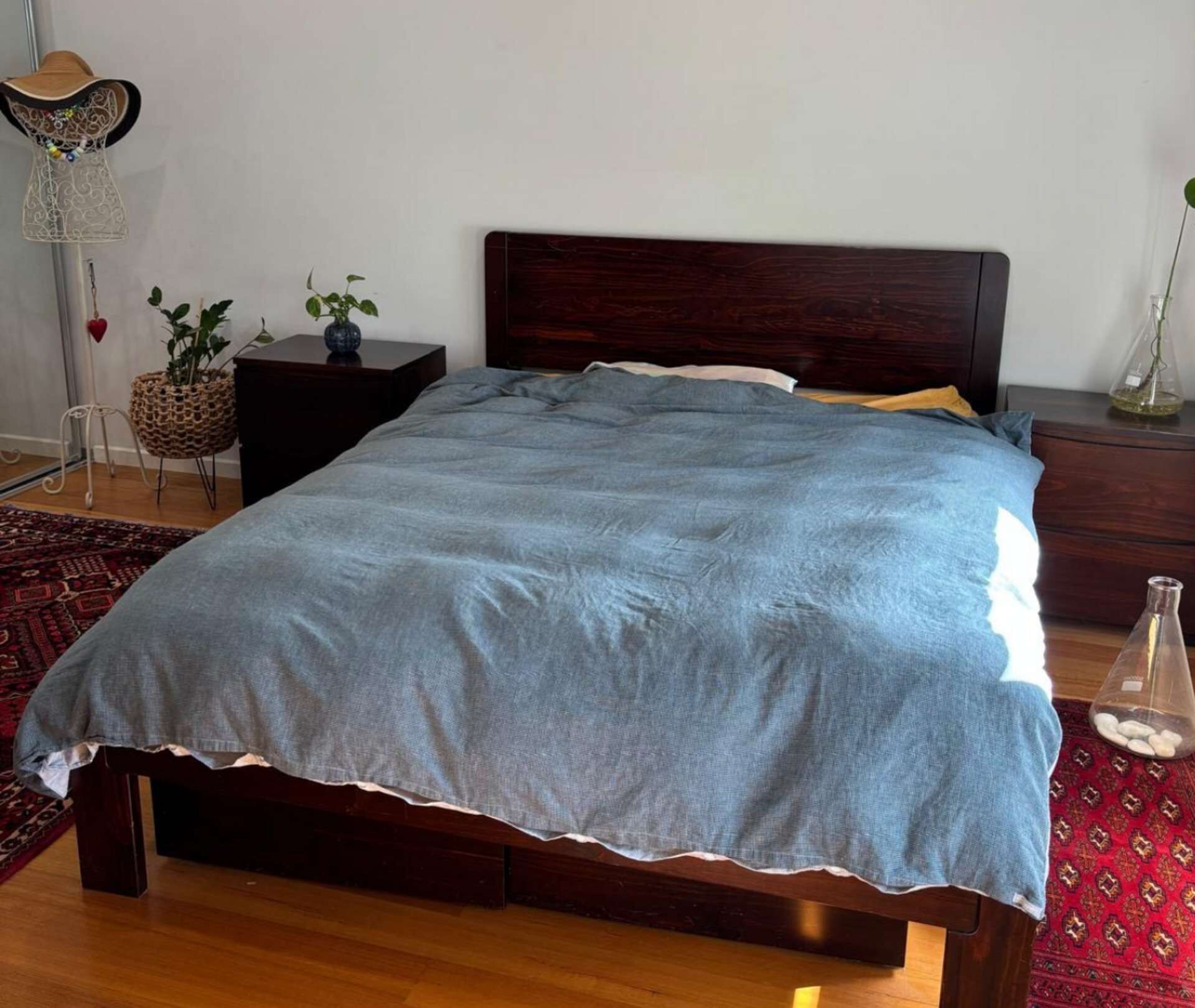 2 bedrooms, iron/ironing board, bed sheets
