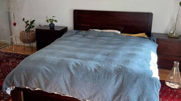 2 bedrooms, iron/ironing board, bed sheets
