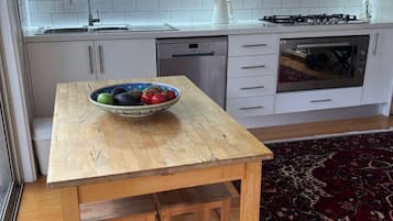 KĂŒhlschrank, Mikrowelle, Herdplatte, GeschirrspĂŒler