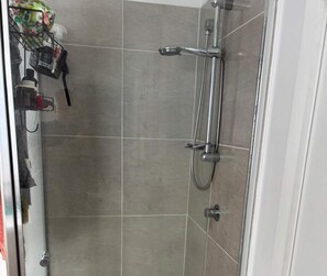 Shower, shampoo - Cozy 2BDR Ivanhoe Unit with Modern Amenities (Ivanhoe)