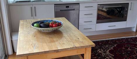 Kühlschrank, Mikrowelle, Herdplatte, Geschirrspüler