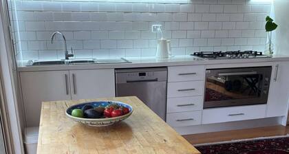 Cozy 2BDR Ivanhoe Unit with Modern Amenities