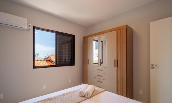 Basic Apartment | 2 bedrooms, free WiFi - Apt w/ Balcony Steps From the Beach - Ids0501 (Florianópolis)