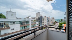 Un bâtiment moderne doté de nombreux balcons et offrant une vue sur la mer.