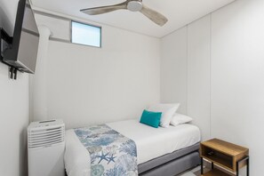A bedroom with a bed, a ceiling fan, a heater, a window, and a nightstand. - U-GO Edificio Ambar Roca en Rodadero Sur (Santa Marta)