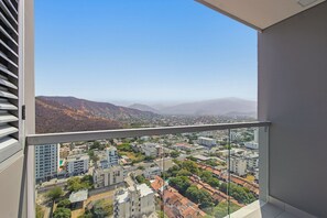 A balcony with a clear view of a cityscape, including buildings and distant mountains. - U-GO Edificio Ambar Roca en Rodadero Sur (Santa Marta)