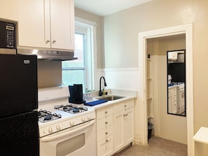 Microwave, oven, stovetop - UInn-At UPenn; 2A;2-bedroom, 1-bathroom layout with full kitchen , dining room. (Philadelphia)