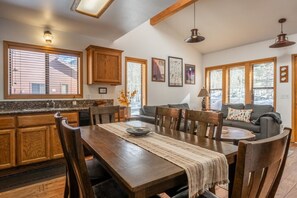 Dining - Aspen Meadows 9-June Lake, CA  Escape! FAST-WIFI! (June Lake)