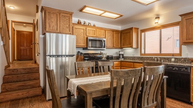 Coffee/tea maker, fridge, microwave, oven - Aspen Meadows 9-June Lake, CA  Escape! FAST-WIFI! (June Lake)