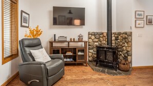 TV - Aspen Meadows 9-June Lake, CA  Escape! FAST-WIFI! (June Lake)