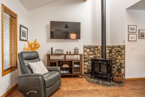 Living area - Aspen Meadows 9-June Lake, CA  Escape! FAST-WIFI! (June Lake)