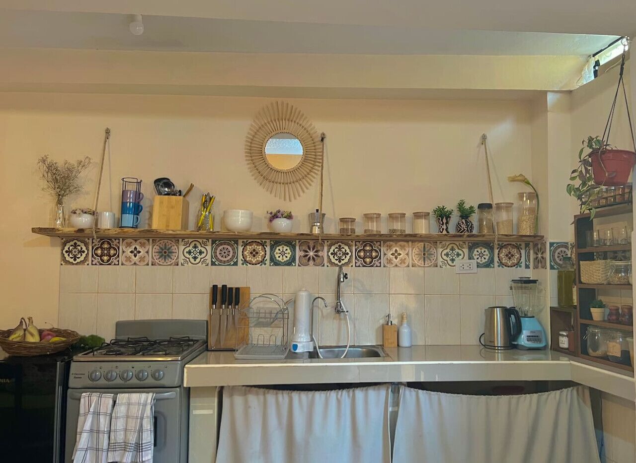Kühlschrank, Ofen, Herdplatte, Wasserkocher mit Kaffee-/Teezubehör