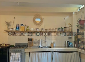 Réfrigérateur, four, plaque de cuisson, cafetière/bouilloire