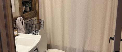 Douche, serviettes fournies, savon, papier toilette