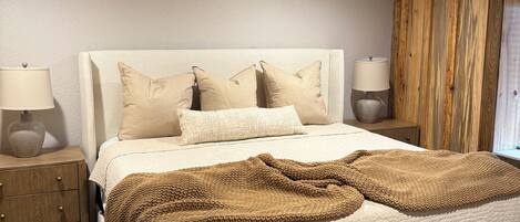 4 عدّة غرف نوم وواي فاي وملاءات أسرّة