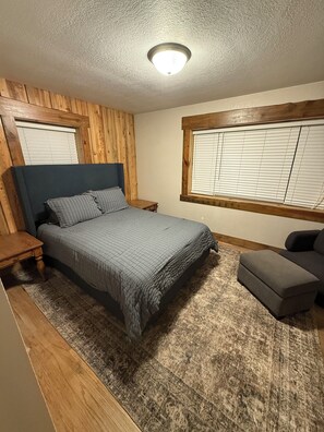 4 bedrooms, WiFi, bed sheets - Sturgis Cozy Cottage (Sturgis)
