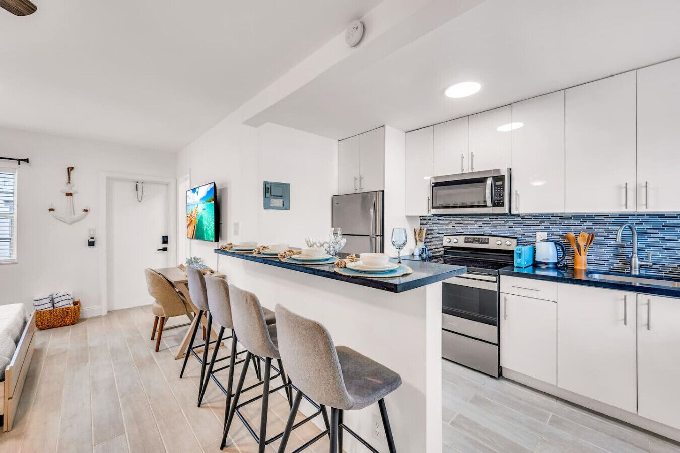 Réfrigérateur, micro-ondes, four, plaque de cuisson