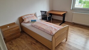 1 bedroom, WiFi, bed sheets - Room with shared bathroom (Schwäbisch Gmünd)