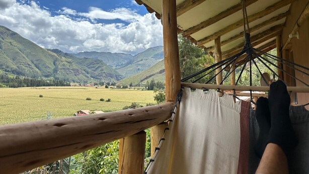 A hammock under a wooden structure with a view of a green valley and mountains. - 1BR Country Home w/ Garden & Mountain View (Taray)