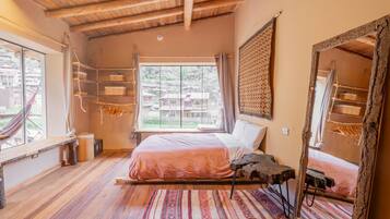 Een bureau, een strijkplank/strijkijzer, wifi, beddengoed