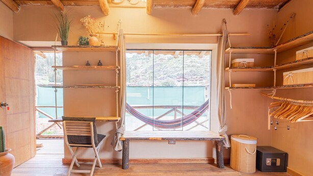 A room with a hammock, wooden shelves, a desk, and a view of a body of water. - Bright Studio w/ Views, Top Wifi (Písac)