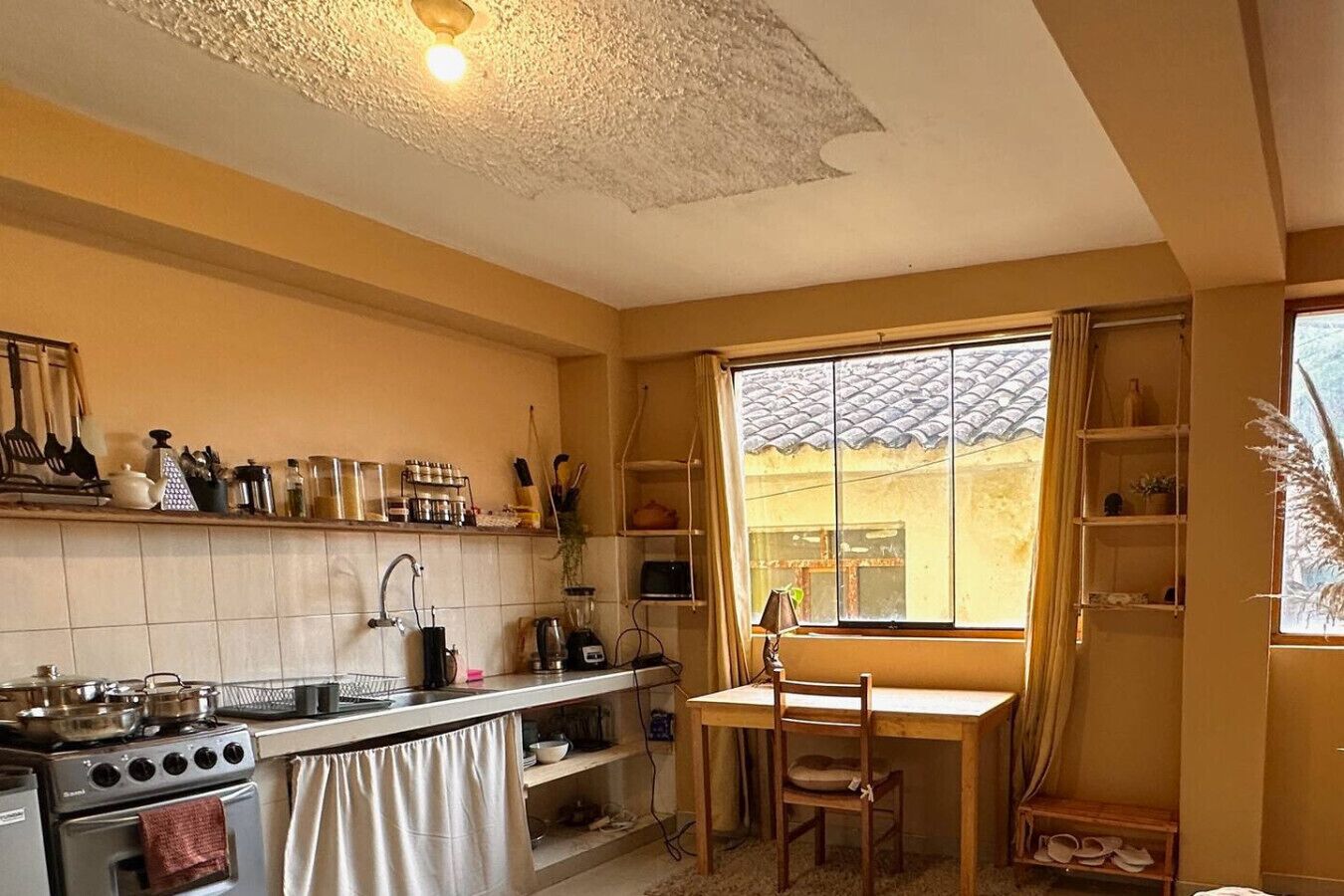 Réfrigérateur, four, plaque de cuisson, cafetière/bouilloire