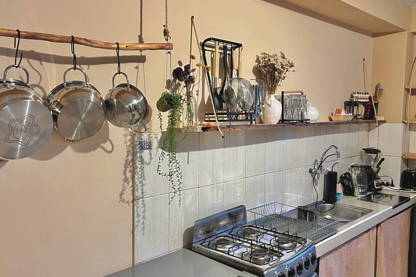 Geladeira, fogão, cooktop, cafeteira/chaleira