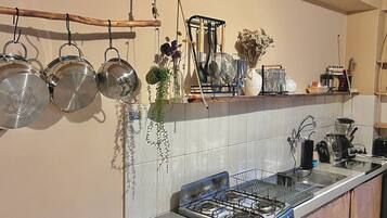 Geladeira, fogão, cooktop, cafeteira/chaleira