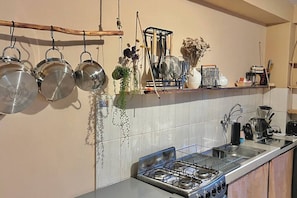 Geladeira, fogão, cooktop, cafeteira/chaleira