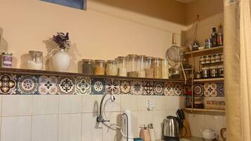 Kühlschrank, Ofen, Herdplatte, Wasserkocher mit Kaffee-/Teezubehör