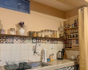 Réfrigérateur, four, plaque de cuisson, cafetière/bouilloire