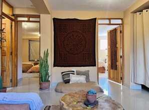 Desk, iron/ironing board, WiFi, bed sheets - Central Pisac 2BR Flat w/ view, rooftop & home gym (Písac)