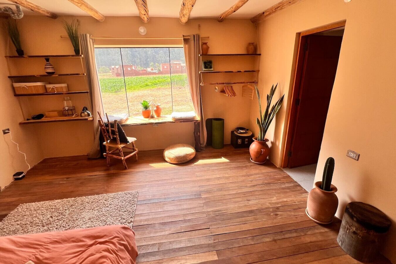 Escritorio, tabla de planchar con plancha, wifi y ropa de cama