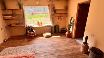 Escritorio, tabla de planchar con plancha, wifi y ropa de cama