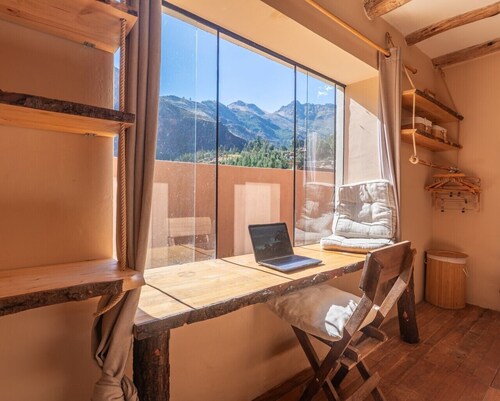 Spacious Studio in Prime Area w/ Views, Top Wifi