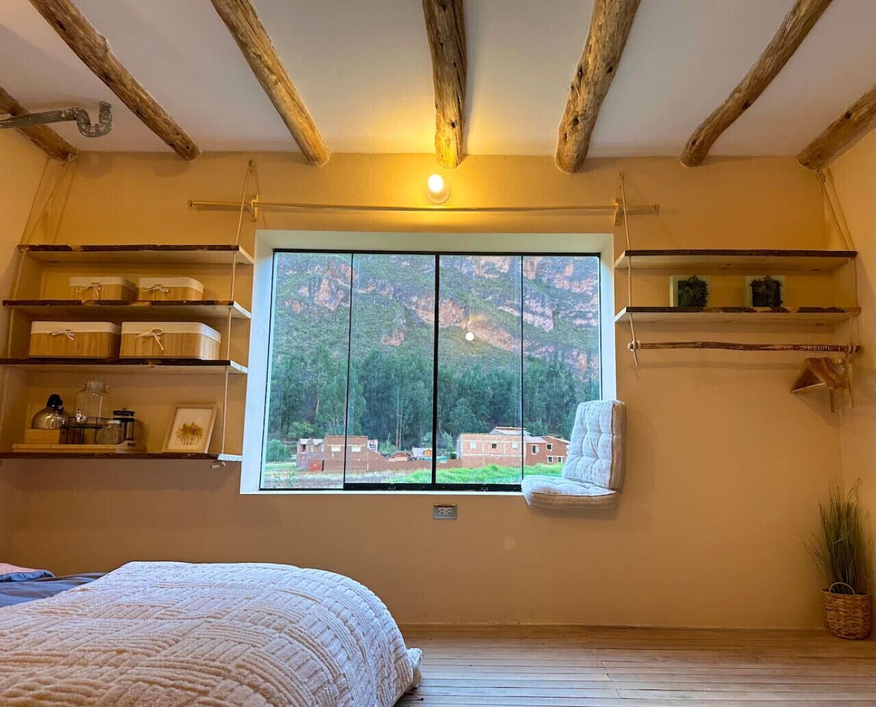 Escritorio, tabla de planchar con plancha, wifi y ropa de cama