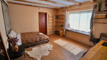 Escritorio, tabla de planchar con plancha, wifi y ropa de cama