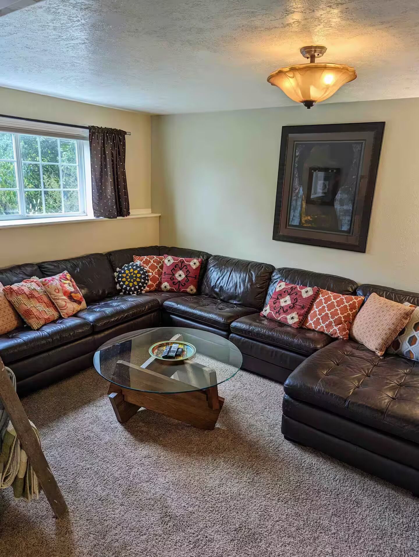 Smart TV, mesa de pingue-pongue, livros